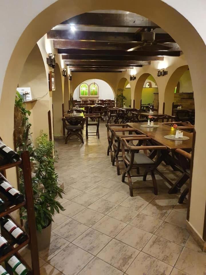 Moravská Třebová Excalibur Penzion A Restaurace מראה חיצוני תמונה