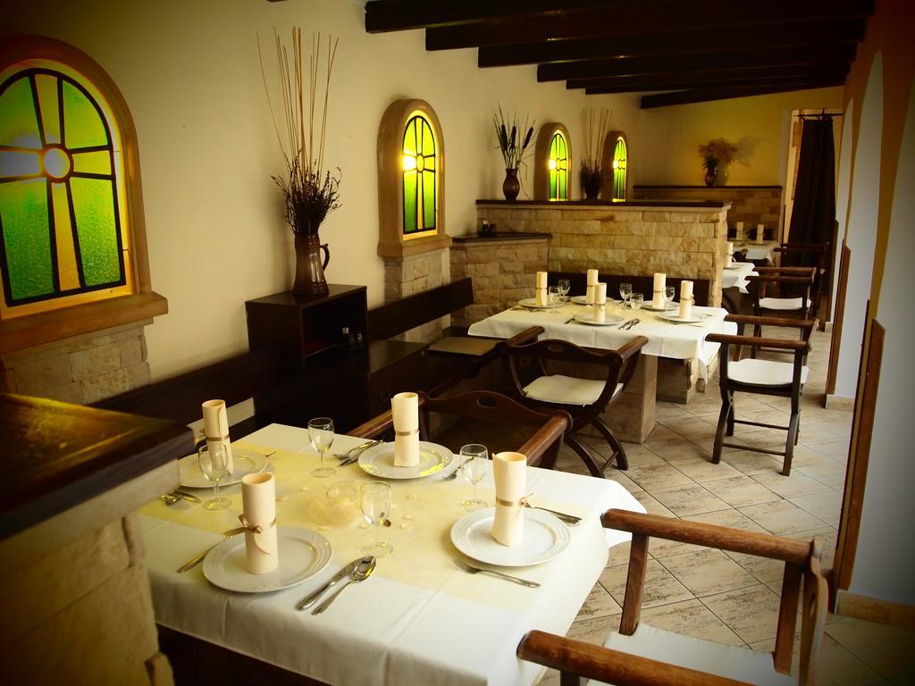 Moravská Třebová Excalibur Penzion A Restaurace מראה חיצוני תמונה
